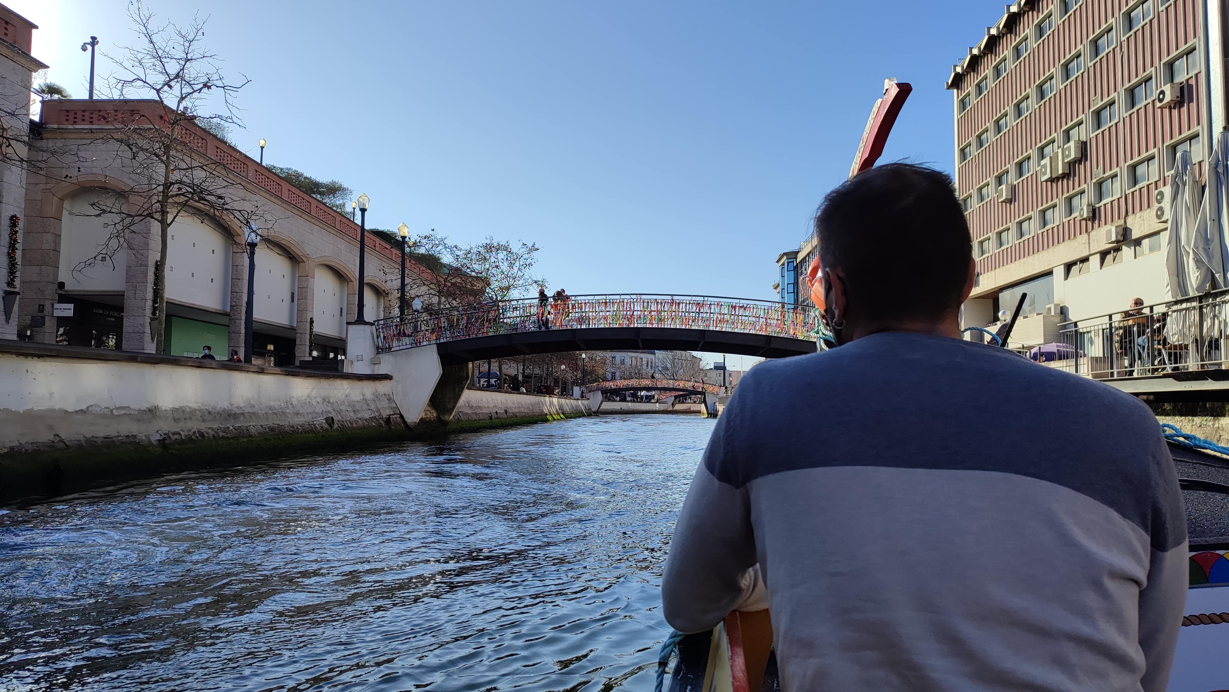 Los puentes de los lazos de colores.