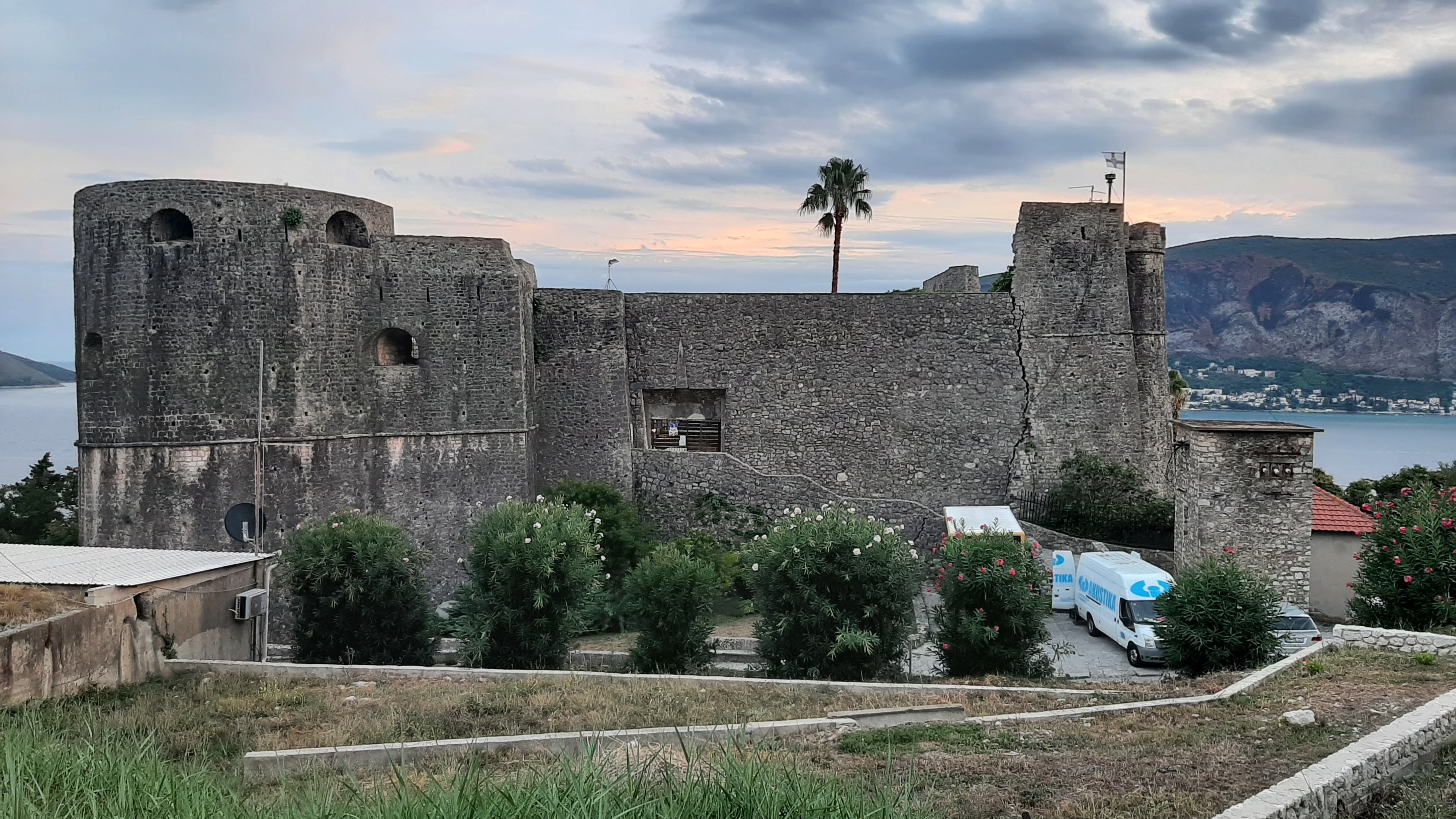 En lo alto del casco antiguo descansa Kanli Kula. 