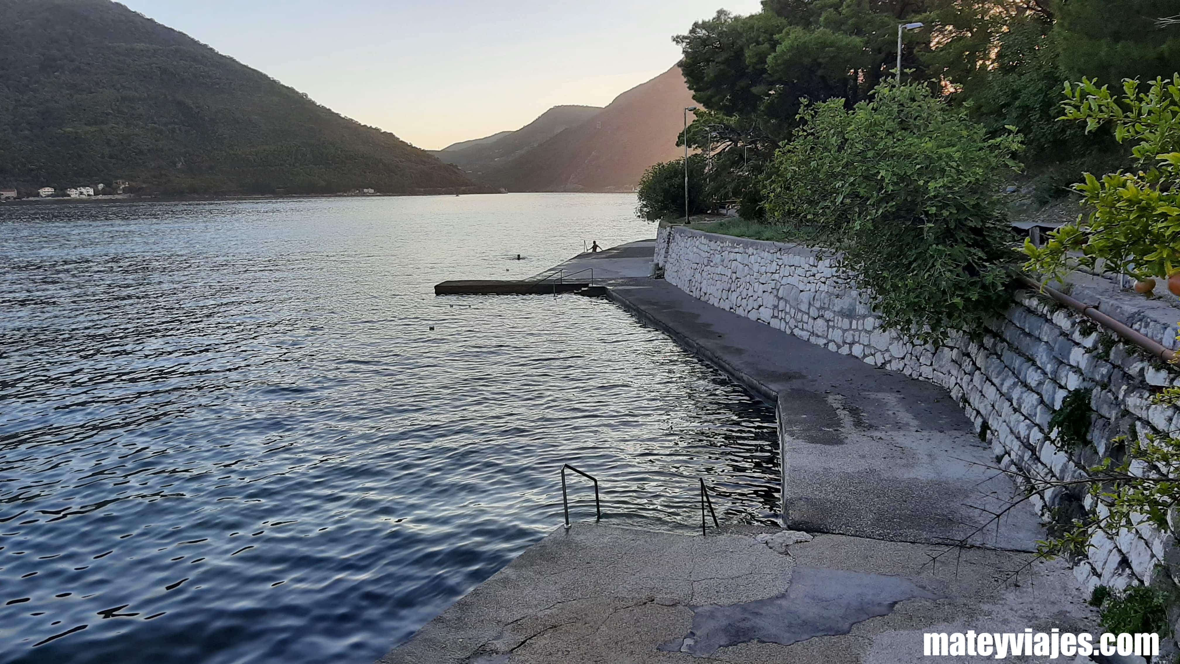 Las pasarelas para bañarte en Perast.