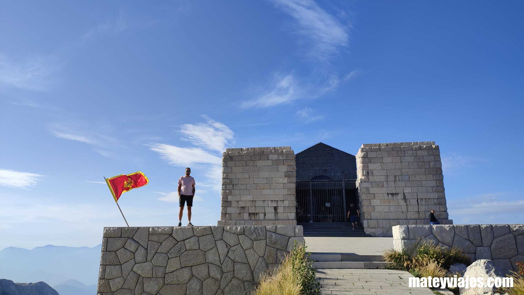 Entrada al mausoleo de Petar II.