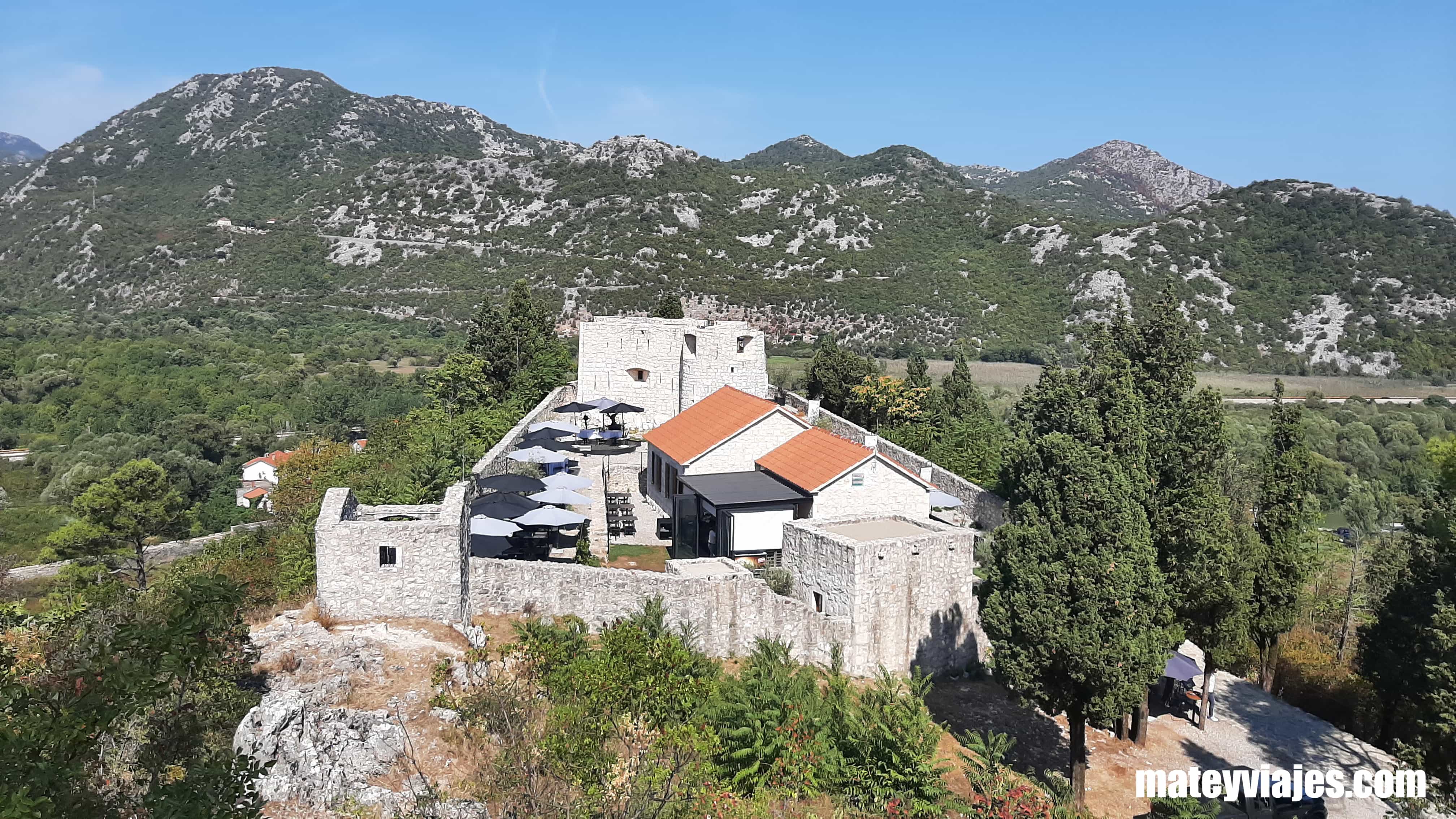 La fortaleza de Besac desde una roca cercana.