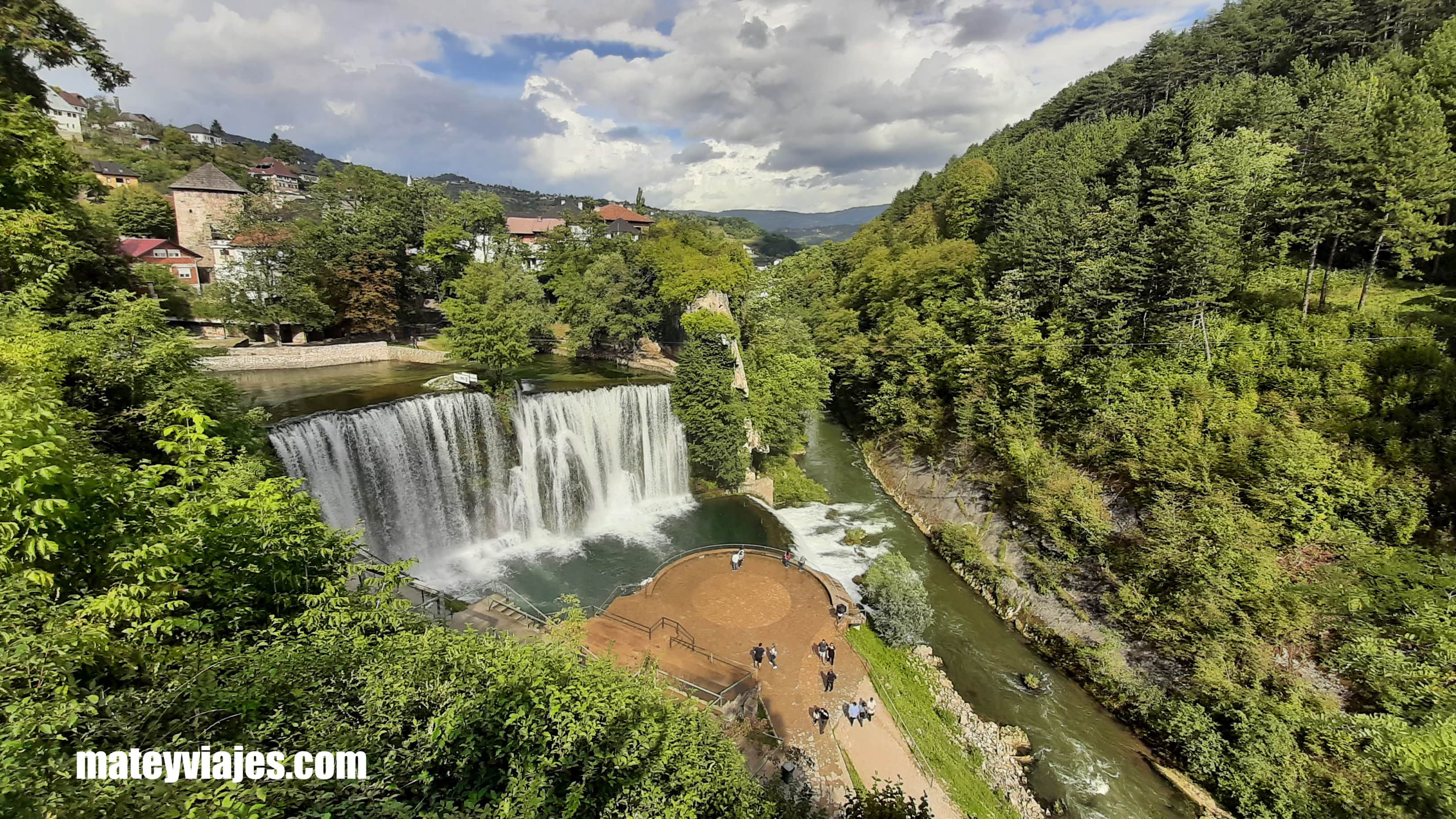 Vista de la cascada con un drone DJI mini 2.