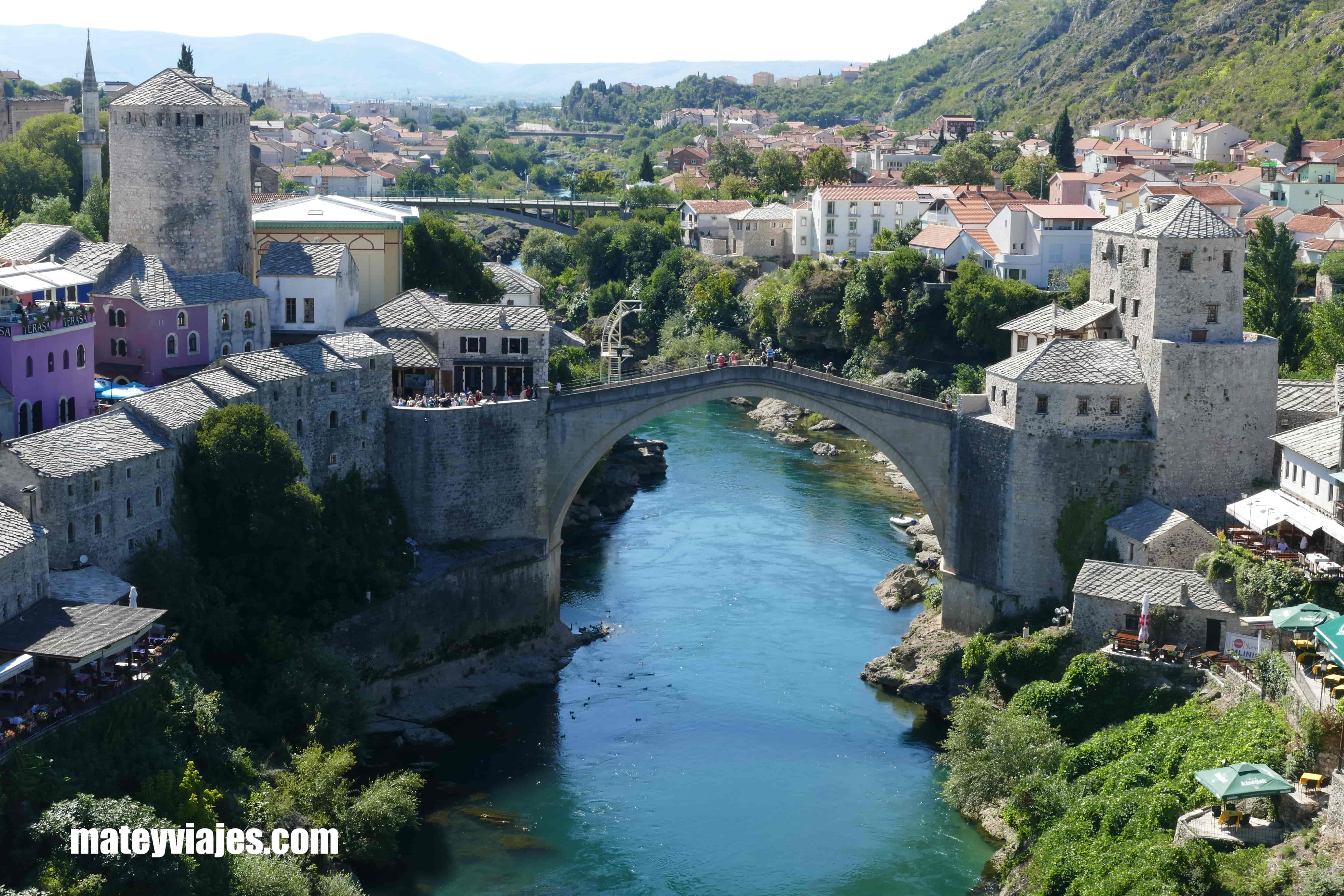 El puente de Mostar desde una mezquita.