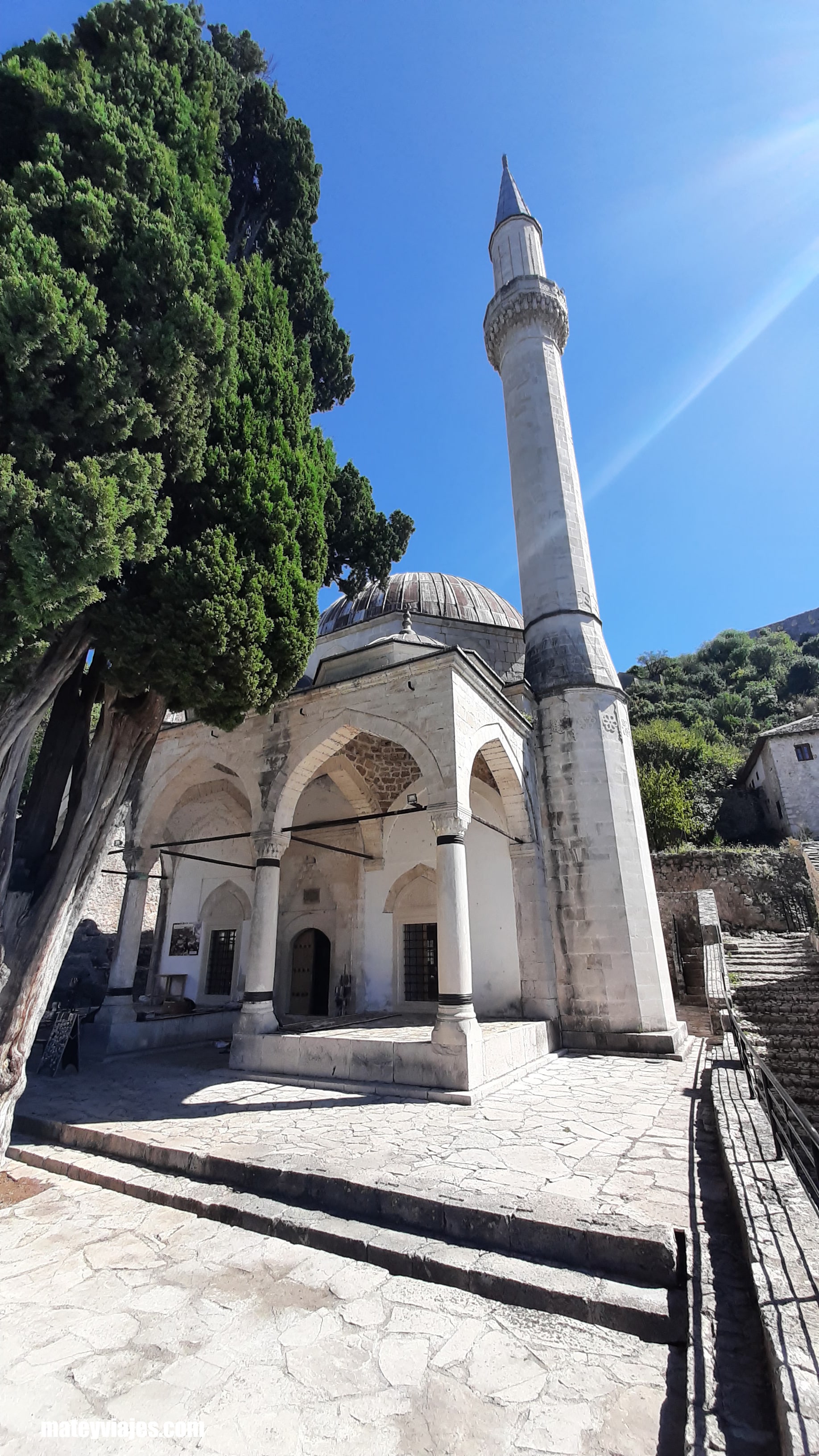 Su minarete es muy alto, no se puede visitar.