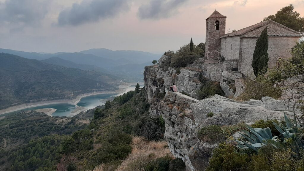 Vistas al pantano, a la derecha parte trasera de la Iglesia de Santa María.